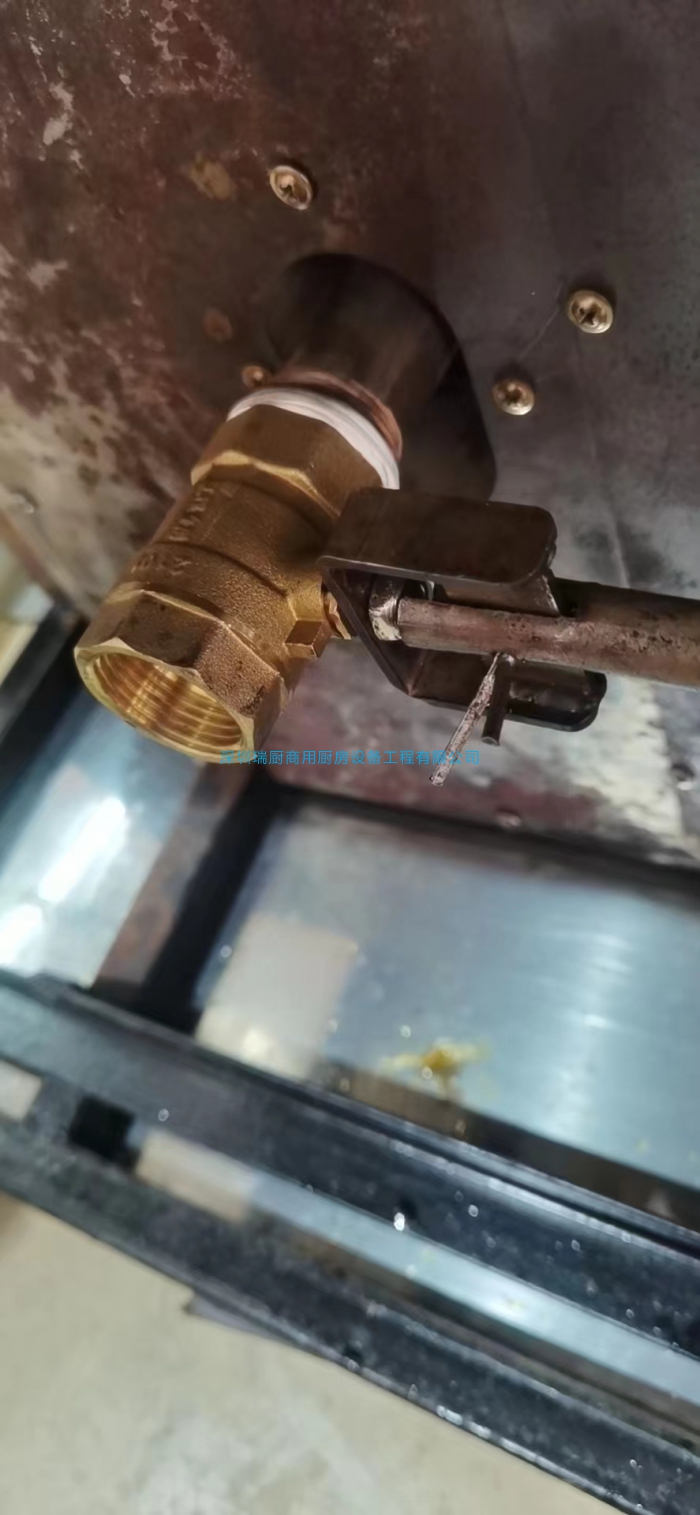 炸炉底部的阀门换了几次为什么仍漏油